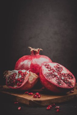 Olgun ve kırmızı nar tahtada.