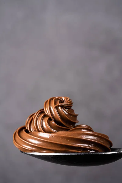 Siyah Arka Planda Kremalı Çikolata — Stok fotoğraf