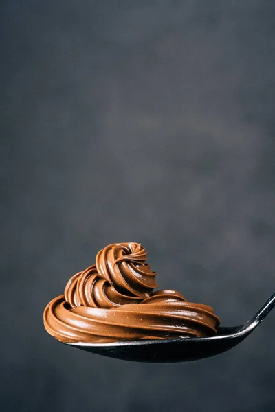 Siyah Arka Planda Kremalı Çikolata — Stok fotoğraf