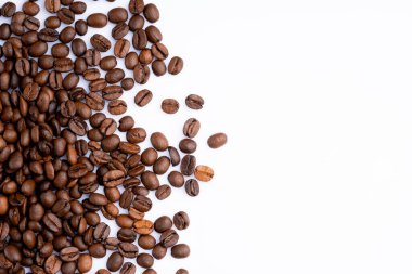 Beyaz arka planda kavrulmuş kahve çekirdekleri