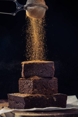 Tatlı kek ve serpiştirilmiş tarçın tozu