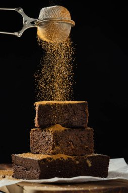 Tatlı kek ve serpiştirilmiş tarçın tozu