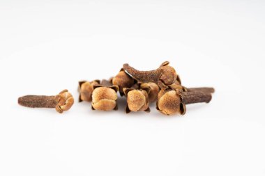 Beyaz arkaplandaki karanfil baharatları