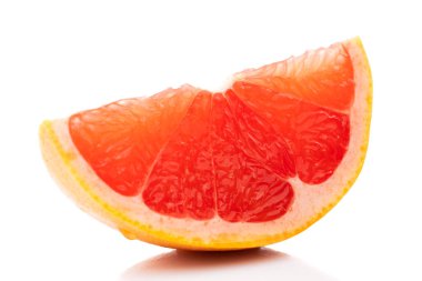 Beyaz zemin üzerinde olgun greyfurt