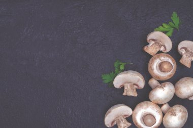 Siyah arka planda taze mantar