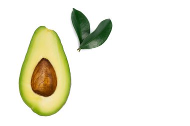 Beyaz arkaplanda yarı olgun avokado