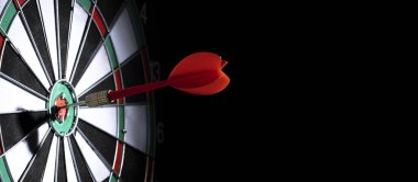 Dart hedefi siyah arkaplanda vurdu.