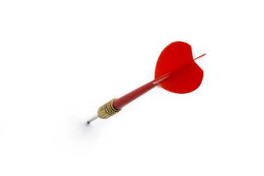 Beyaz arkaplanda dart okları