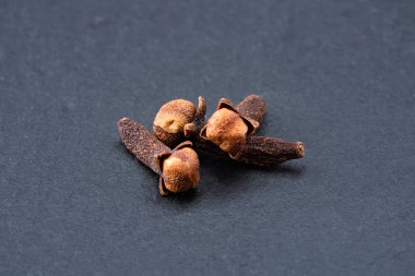 Kurutulmuş karanfiller siyah arkaplanda izole edilmiş..