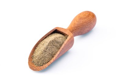 Beyaz arkaplanda kara biber tozu