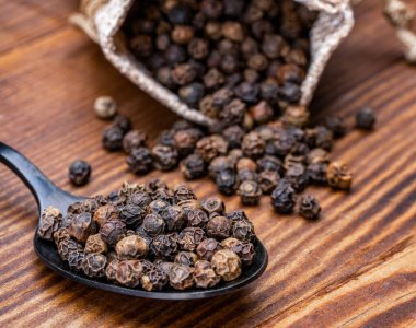 Ahşap zemin üzerine karabiber