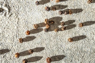 Beyaz taş masa zemininde siyah biberler