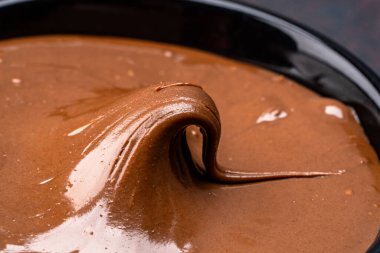 Siyah arka planda kremalı çikolata.