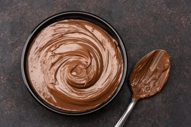 Siyah arka planda kremalı çikolata.