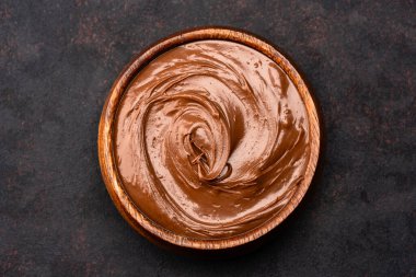 Siyah arka planda kremalı çikolata.