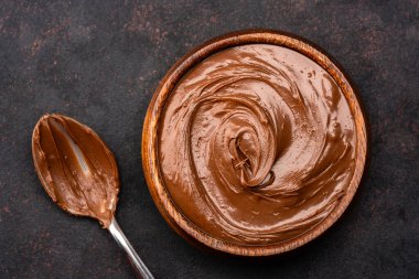 Siyah arka planda kremalı çikolata.