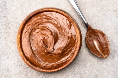 Eski bir arka planda kremalı çikolata.