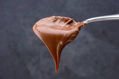 Siyah arka planda kremalı çikolata.