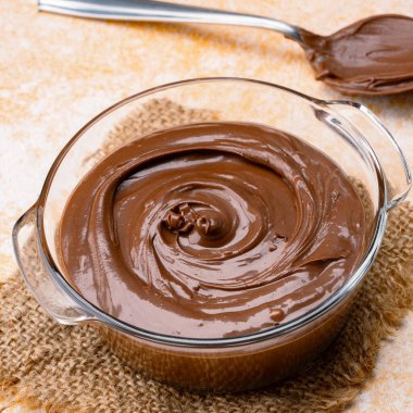 Eski bir arka planda kremalı çikolata.