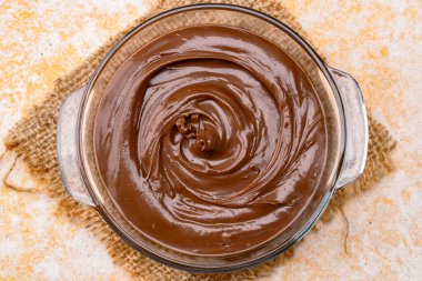 Eski bir arka planda kremalı çikolata.