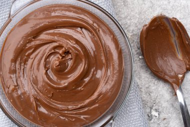 Eski bir arka planda kremalı çikolata.