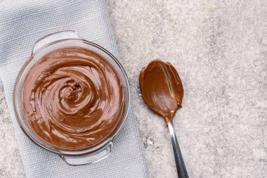 Eski bir arka planda kremalı çikolata.