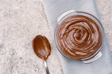 Eski bir arka planda kremalı çikolata.