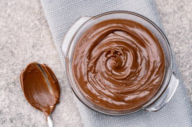 Eski bir arka planda kremalı çikolata.