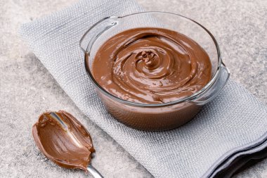 Eski bir arka planda kremalı çikolata.