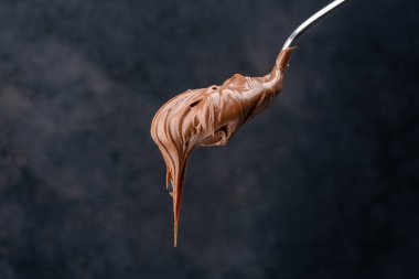 Siyah arka planda kremalı çikolata.