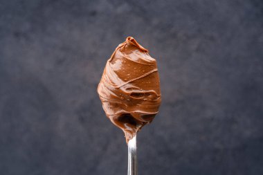 Siyah arka planda kremalı çikolata.