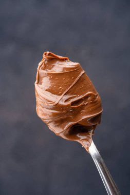 Siyah arka planda kremalı çikolata.