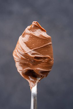 Siyah arka planda kremalı çikolata.