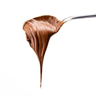 Beyaz arka planda kaşıkta kremalı çikolata.