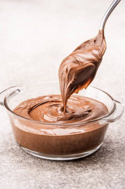 Eski bir arka planda kremalı çikolata.