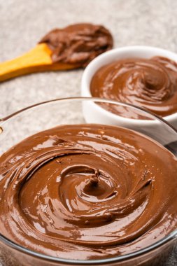 Eski bir arka planda kremalı çikolata.