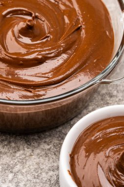 Eski bir arka planda kremalı çikolata.