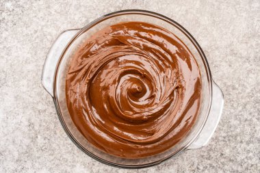 Eski bir arka planda kremalı çikolata.