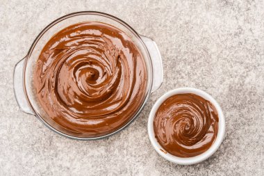 Eski bir arka planda kremalı çikolata.