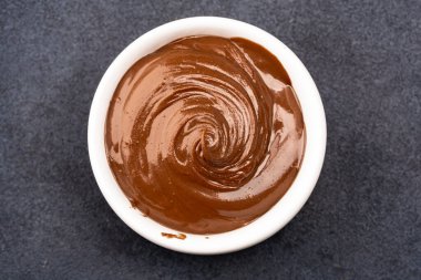 Siyah arka planda kremalı çikolata.