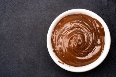 Siyah arka planda kremalı çikolata.