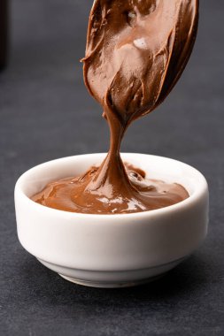 Siyah arka planda kremalı çikolata.