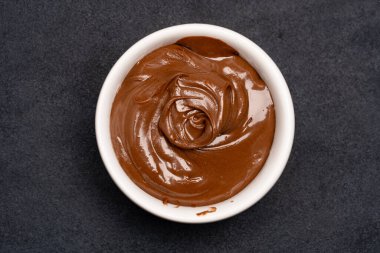 Siyah arka planda kremalı çikolata.