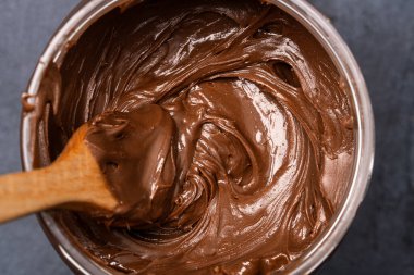 Siyah arka planda kremalı çikolata.