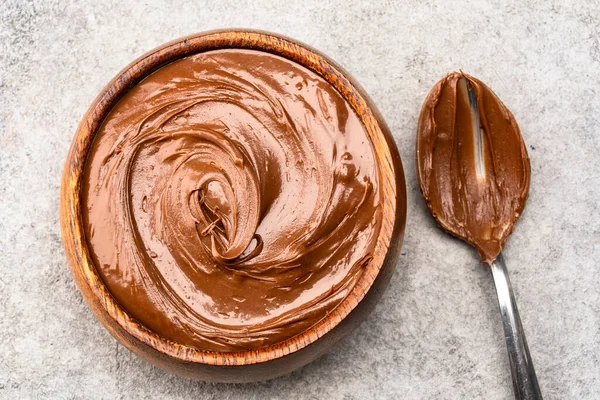 Eski bir arka planda kremalı çikolata.