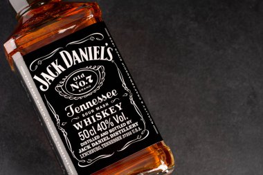 Bir şişe viski Jack Daniels ahşap arka planda