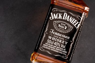 Bir şişe viski Jack Daniels ahşap arka planda