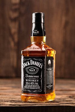 Bir şişe viski Jack Daniels ahşap arka planda