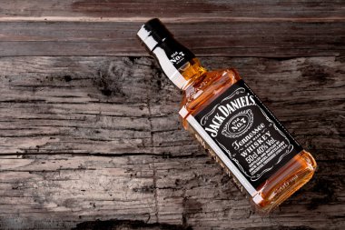 Bir şişe viski Jack Daniels ahşap arka planda