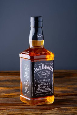 Bir şişe viski Jack Daniels ahşap arka planda